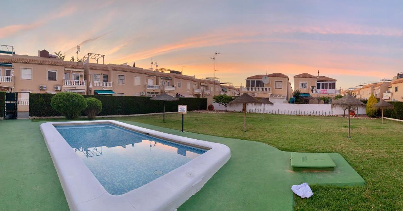 Holiday House Torrevieja公寓 外观 照片